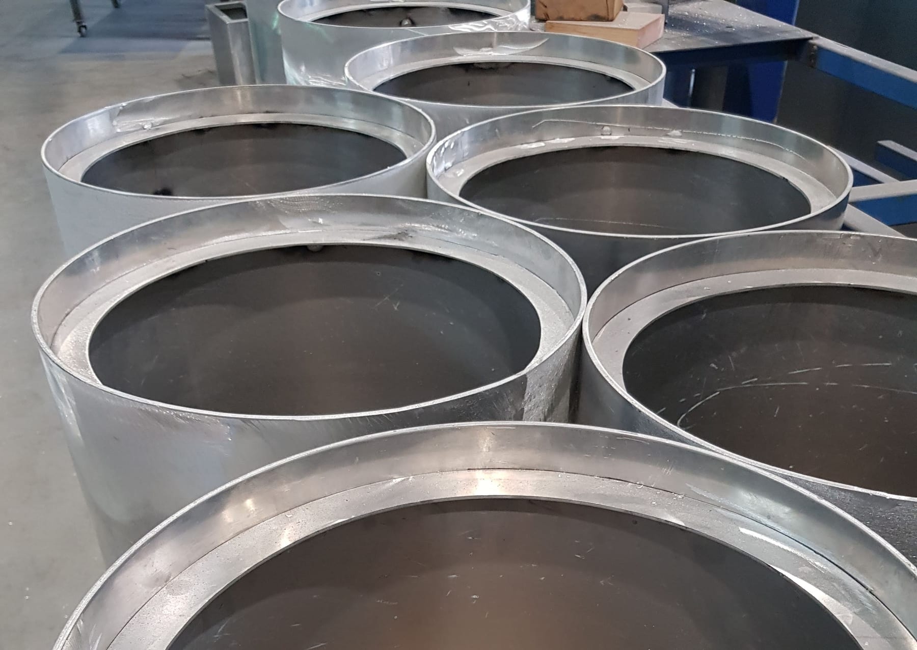 Base and finish detail of an aluminium cylinder planter