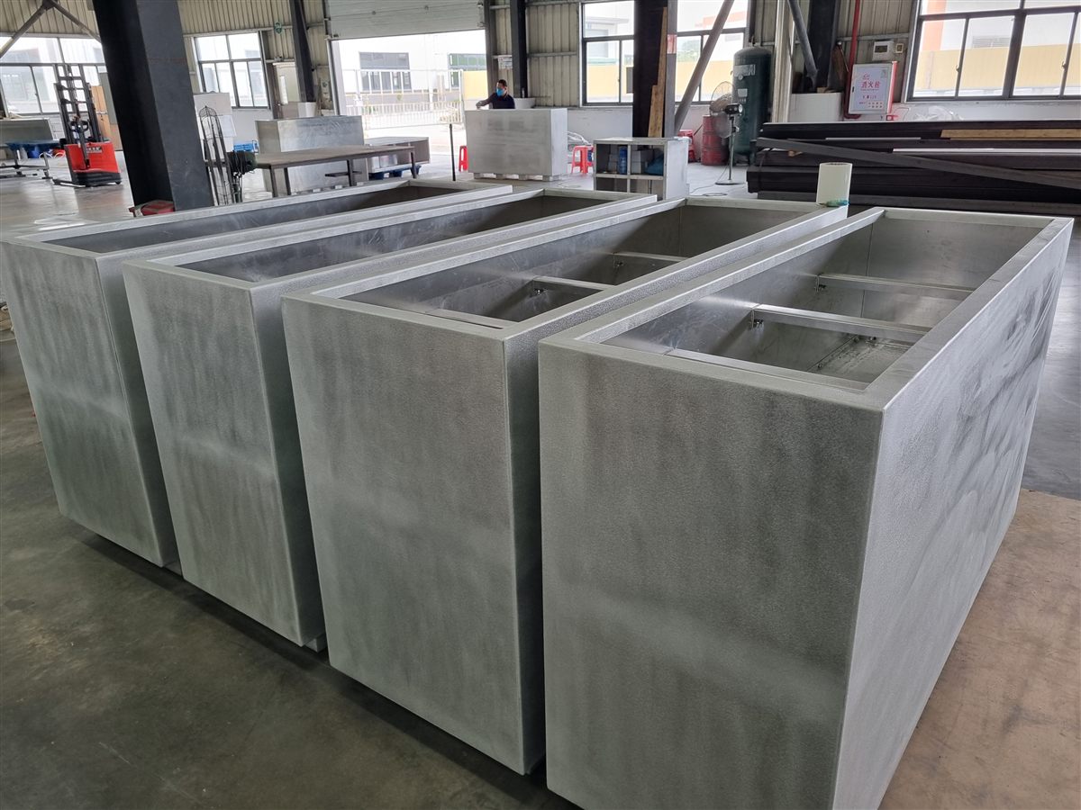 Aluminium planter folded-rim and powdercoat finish detail